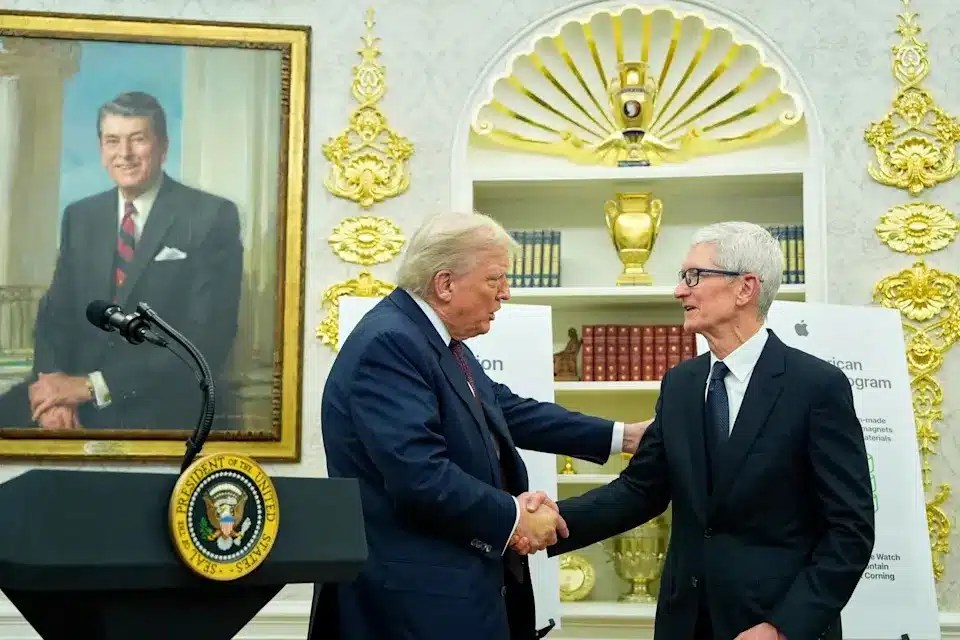 Apple ve Trump arasında 600 milyar dolarlık bilmece: Yatırım mı, fidye mi? 1 apple