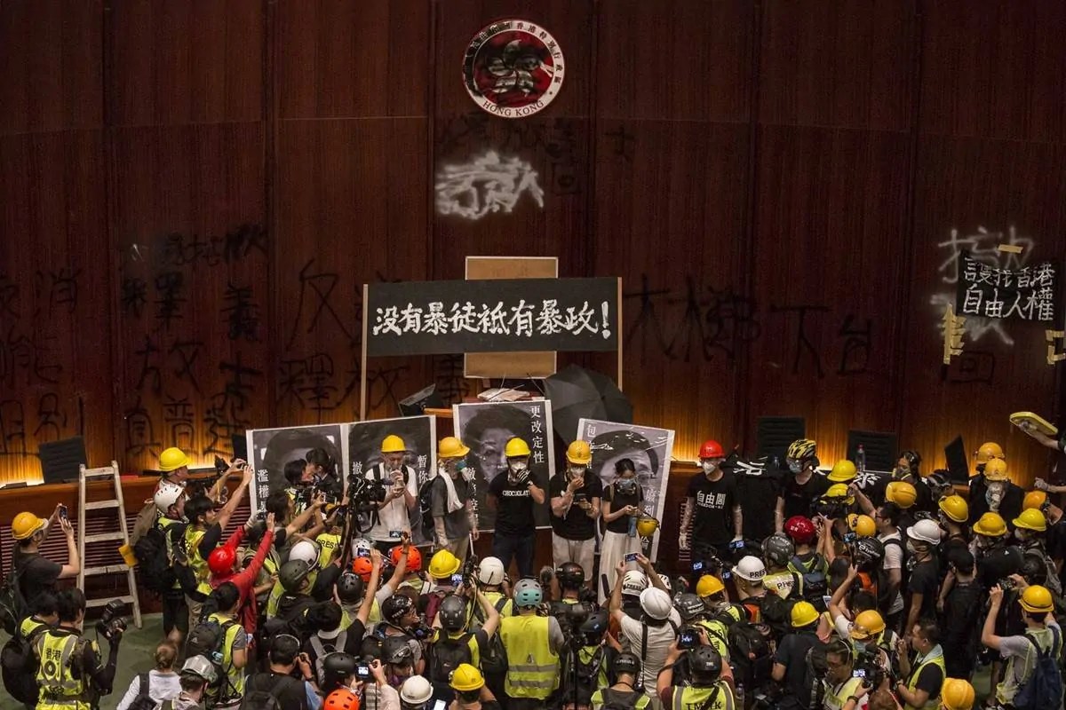示威者小心送頭