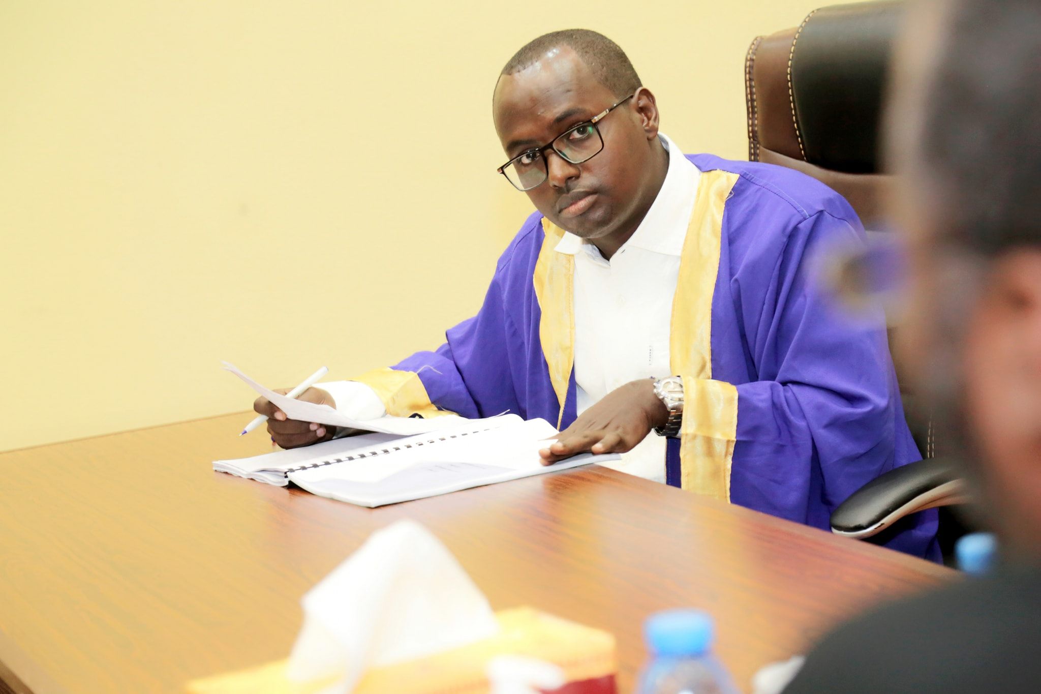 Laba nin oo u kala dhashay Britain iyo Malaysia oo lagu maxkamadeynayo Muqdisho