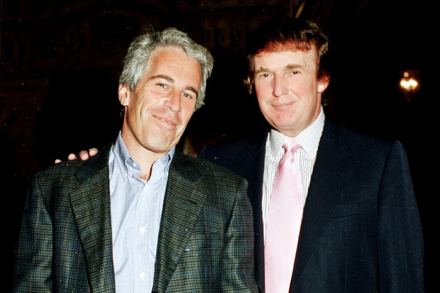 Fadeexadda Jeffrey Epstein oo lugaha la gashay Trump