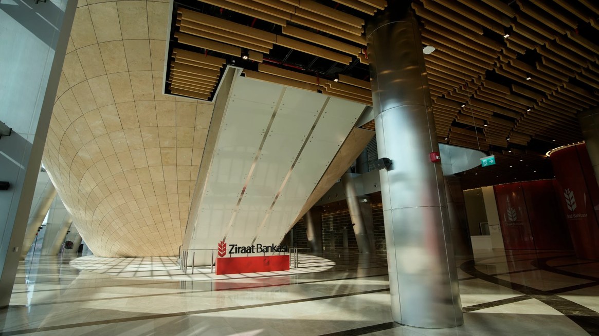 Le Ziraat Towers hanno ottenuto la certificazione LEED Platinum, grazie anche all'impiego di materiali riciclati, allo sfruttamento della luce naturale e alla riduzione del guadagno di calore solare grazie al vetro Solar-E. Immagine per gentile concessione di Kaylon Construction.