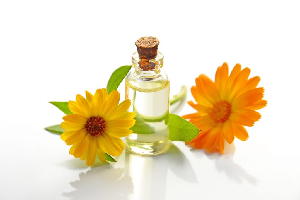 Este ungüento también logra que el perfume dure más tiempo, haciendo que la fragancia aplicada por la mañana se mantenga en tu piel durante todo el día. Consejos Que Haran Que El Aroma De Tu Colonia Dure Mas Tiempo Cadena Dial