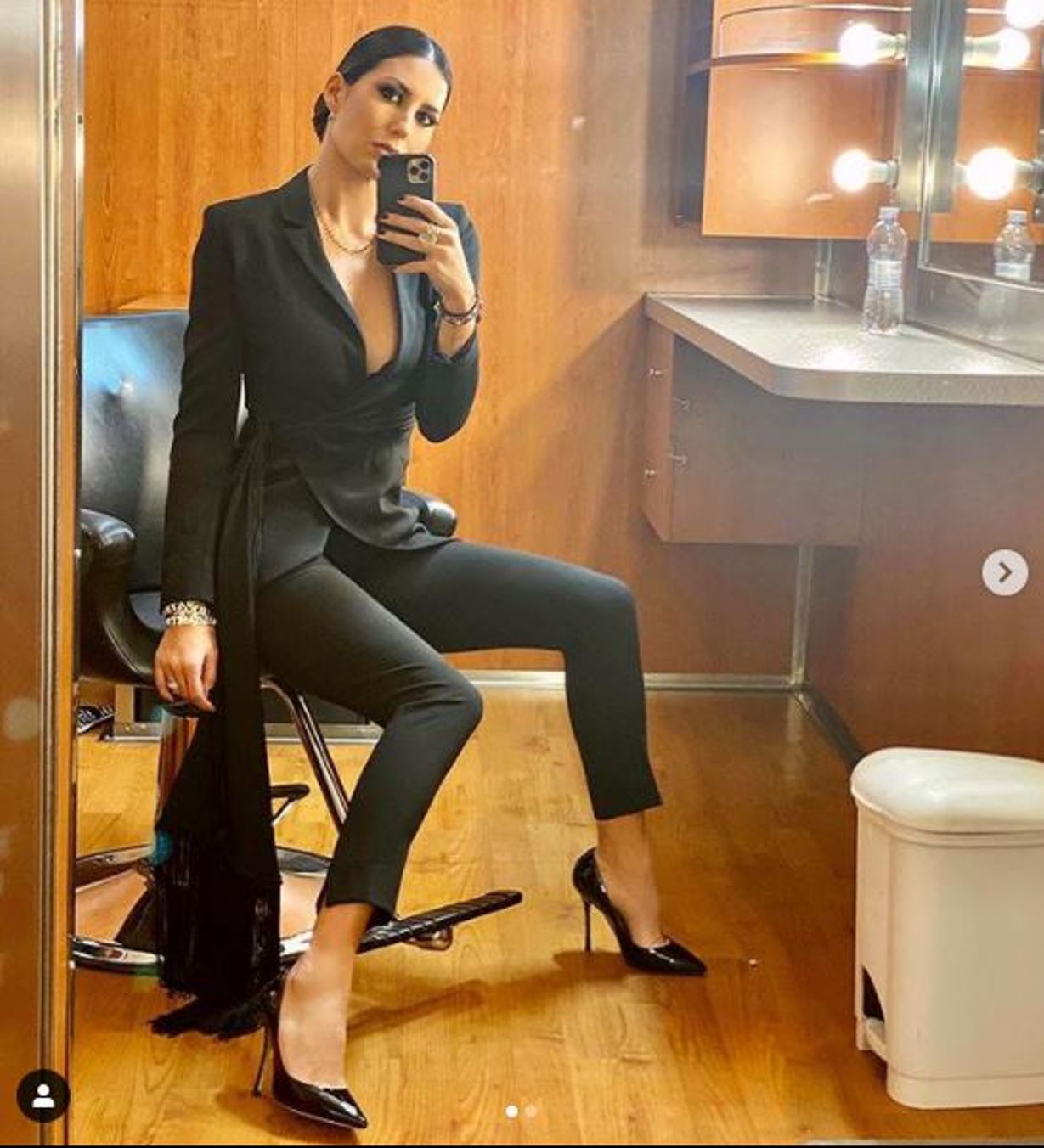 Elisabetta Gregoraci sportiva e in total white. Ma quelle scarpe  è  quanto costano