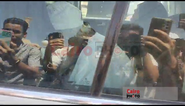 أول ظهور لـ حسن يوسف وشمس البارودي رفقة جثمان نجلهما عبدالله (صور)