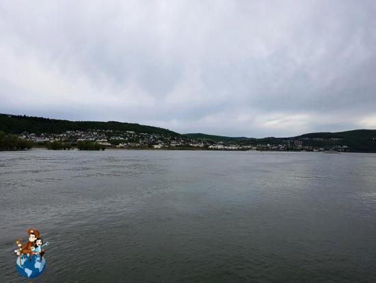 Río Rin a su paso por Rüdesheim am Rhein Río Rin a su paso por Rüdesheim am Rhein
