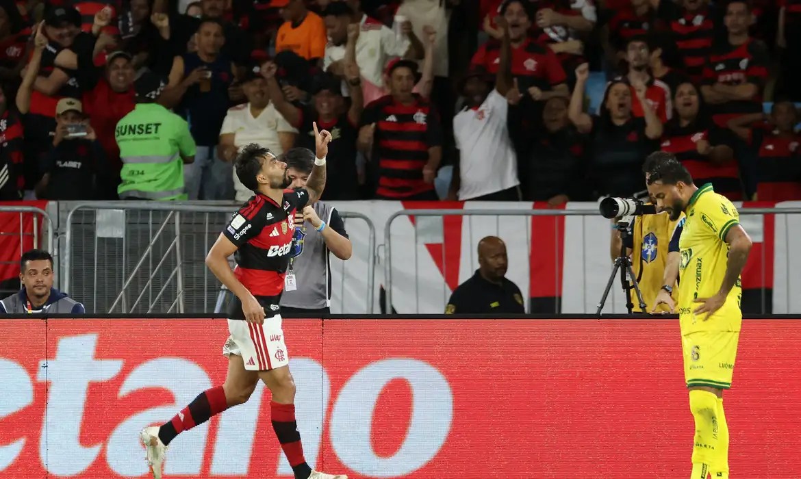 Flamengo vence e fica a um ponto do Palmeiras, líder do Brasileirão