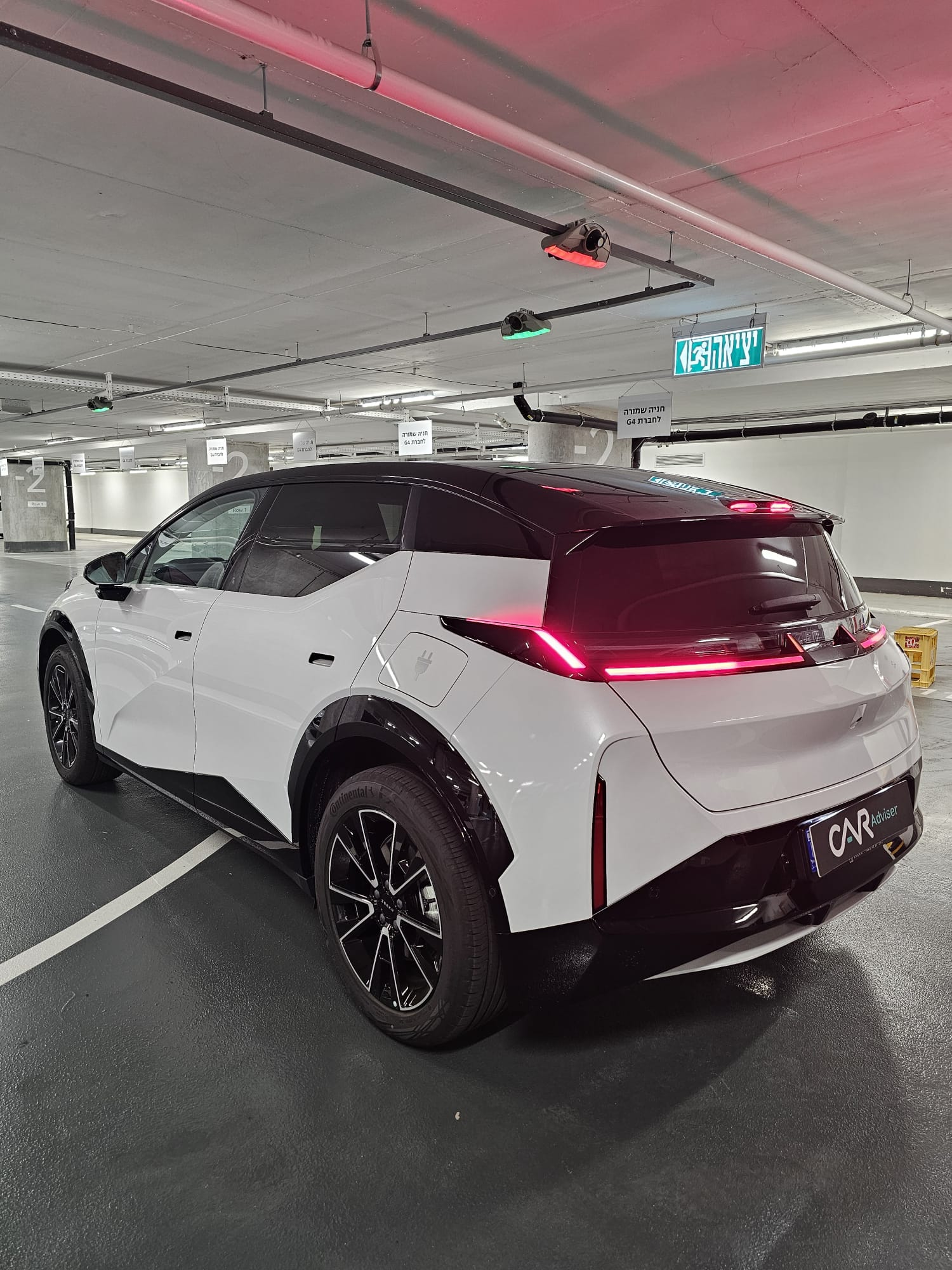 Zeekr X 8