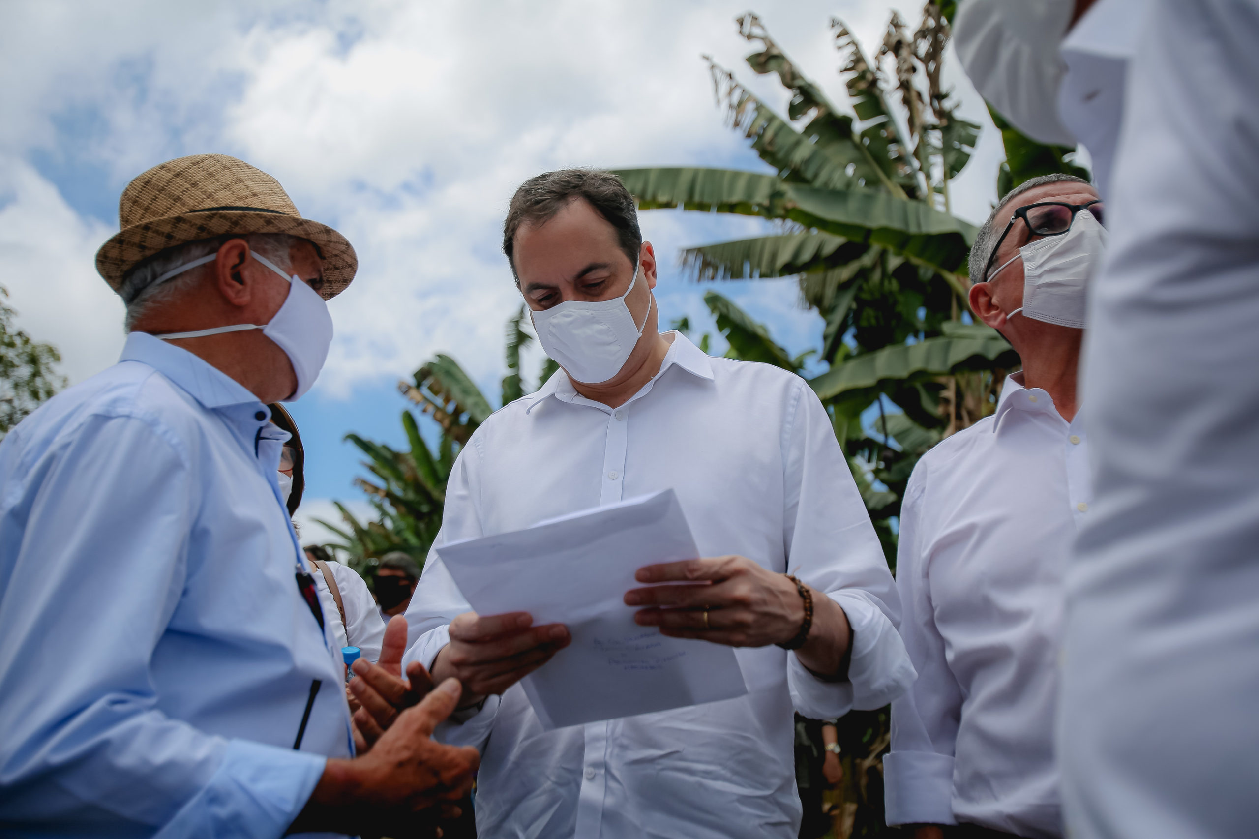 Paulo Câmara vistoria obras de requalificação da PE-084, no Agreste