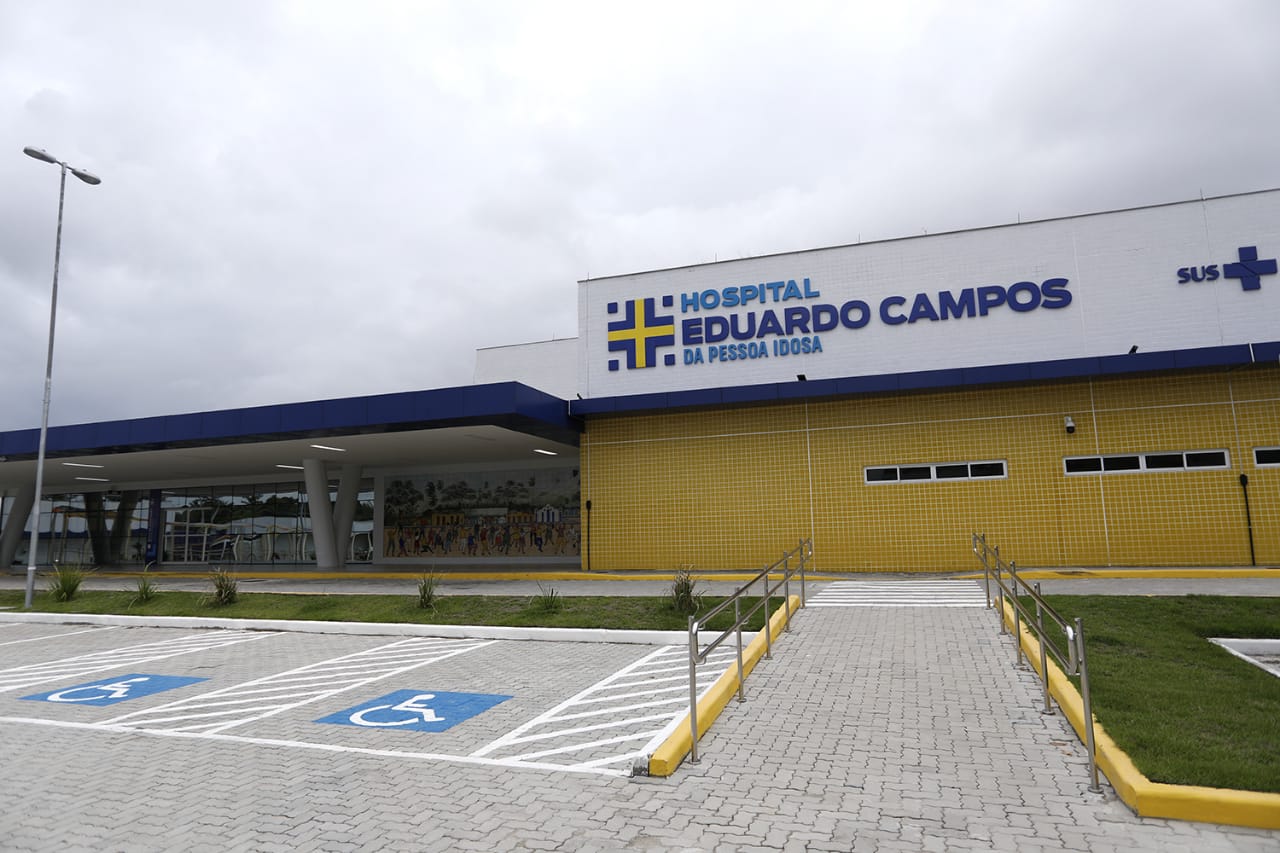 Paulo Câmara negocia com laboratório compra da vacina Sputnik V