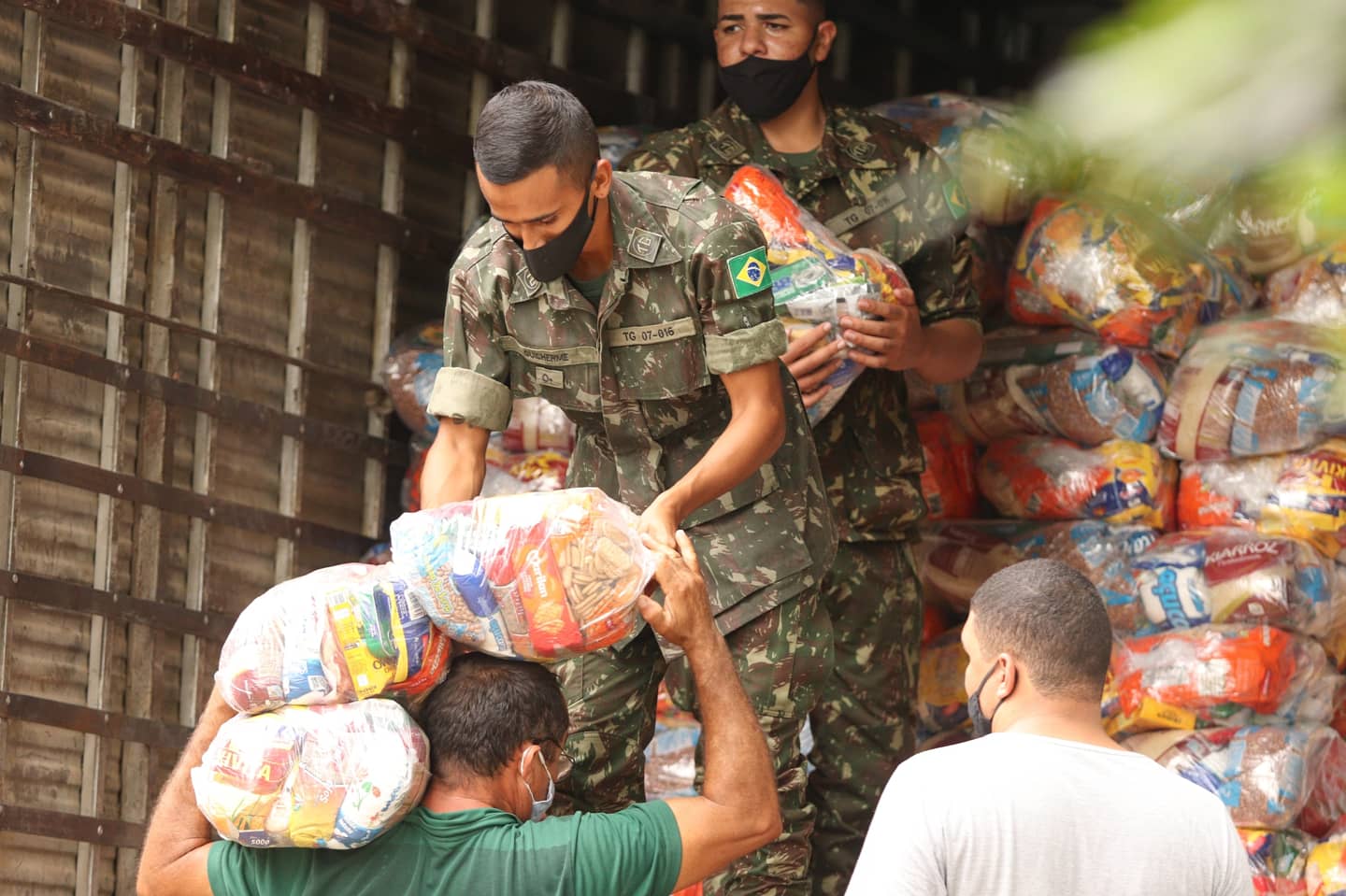 Estudantes limoeirenses recebem Kit de Alimentação Escolar