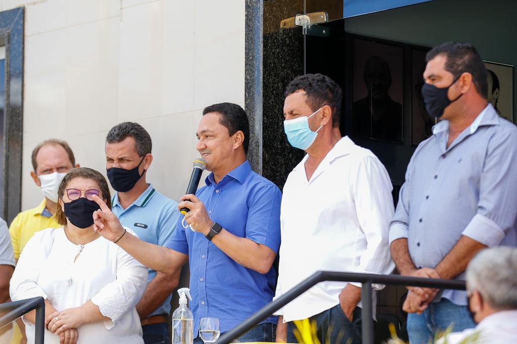 Em Santa Maria do Cambucá, André Ferreira entrega retroescavadeira e destaca vitória do prefeito Nelson sobre a Covid