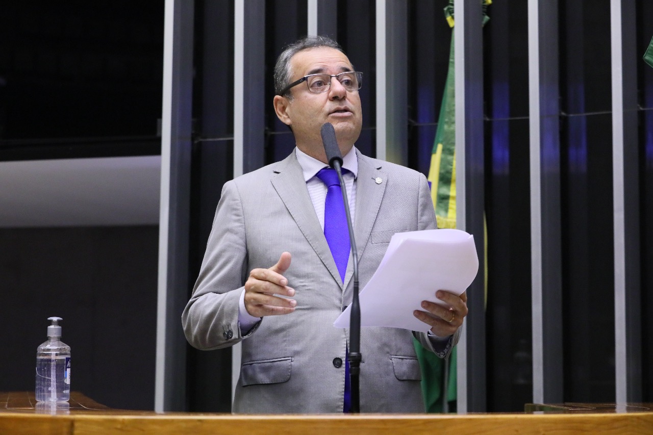 Danilo Cabral critica política de preços da Petrobras e propõe alternativa