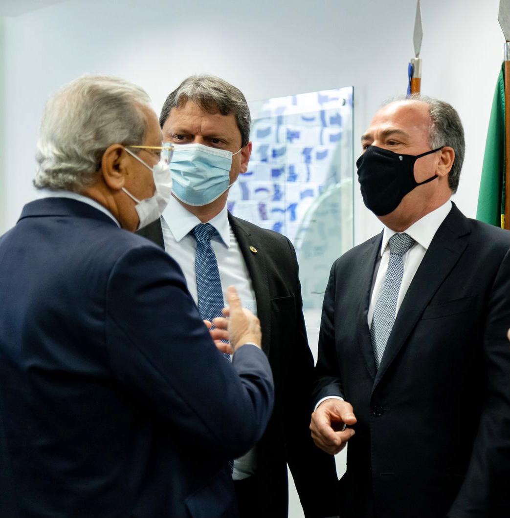 Fernando Bezerra e Tarcísio de Freitas anunciam autorização para construção do Ramal de Suape