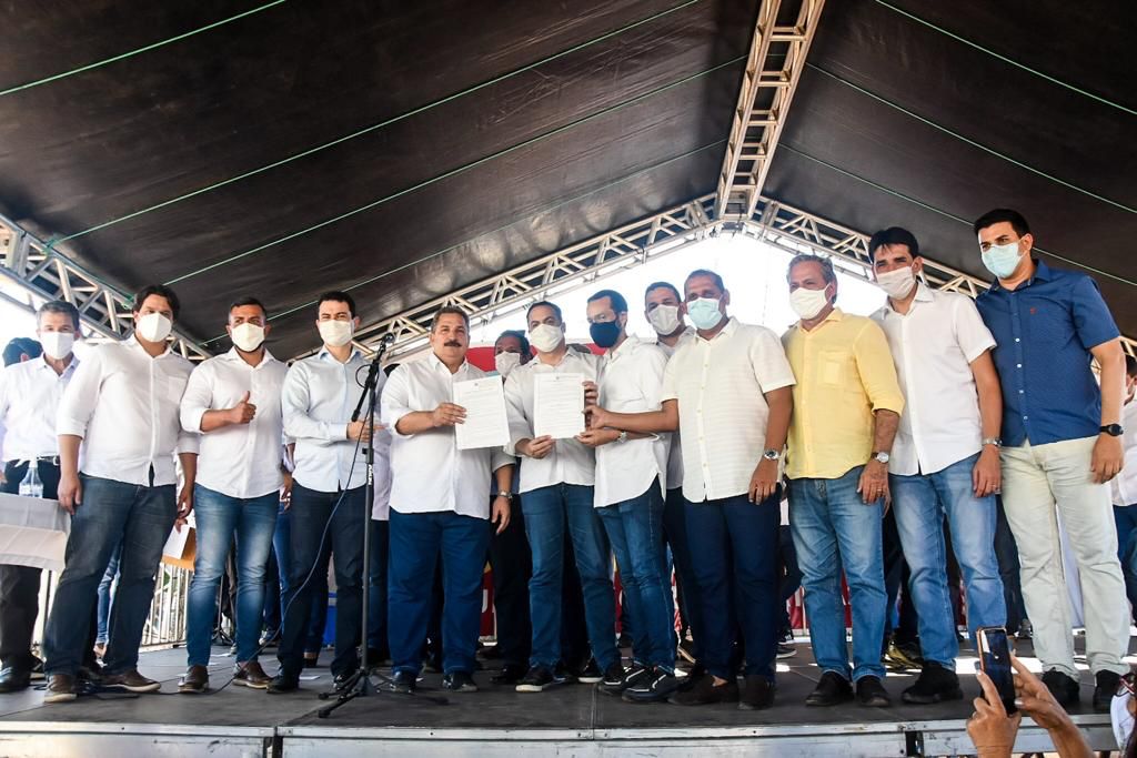 Eriberto Medeiros entrega ao governador projetos da retomada econômica aprovados pela Alepe