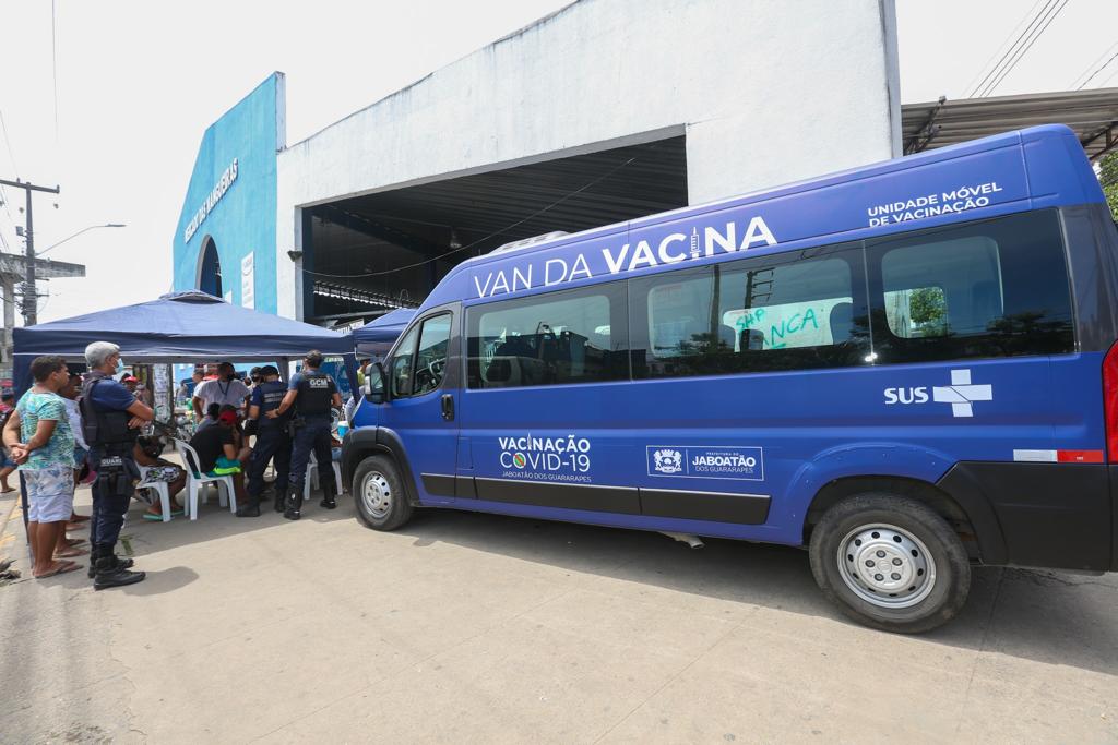 Covid-19:  Van da Vacina amplia busca ativa por pessoas com doses em atraso no Jaboatão