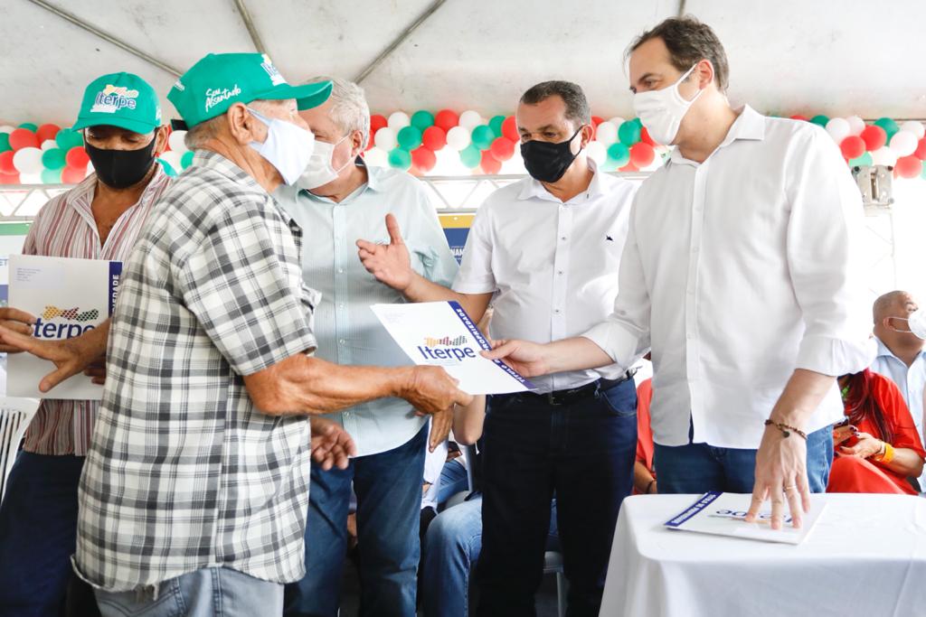 Paulo Câmara vistoria obras de requalificação da PE-170 em Lajedo, no Agreste Meridional