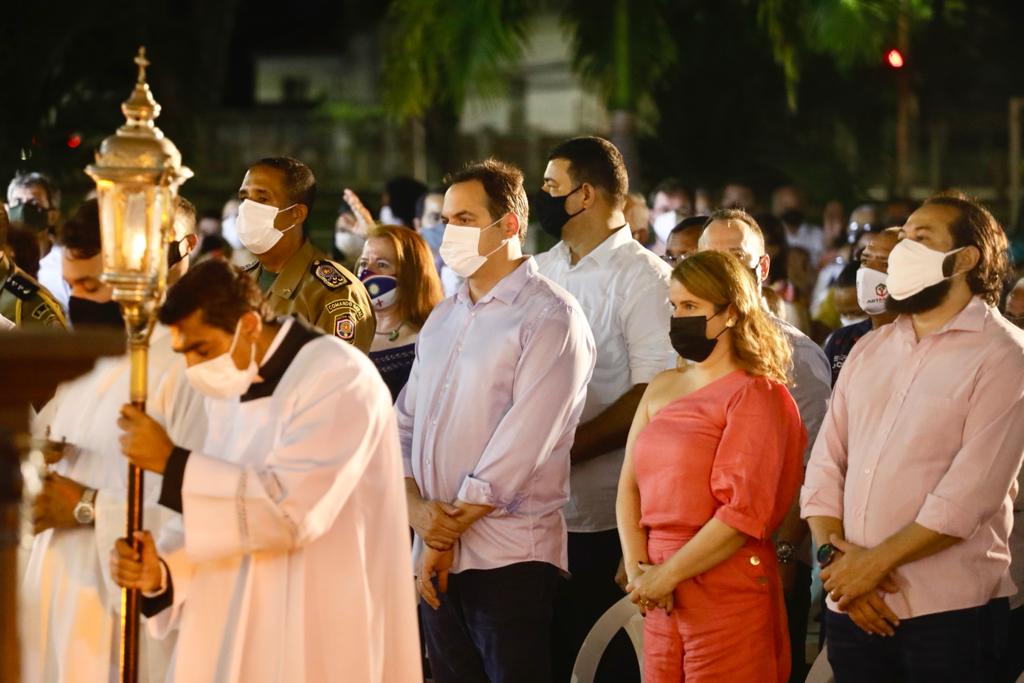 Na véspera de Natal, Paulo Câmara prestigia Missa do Galo