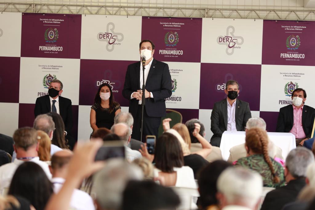 Paulo Câmara prestigia aniversário de 75 anos do DER