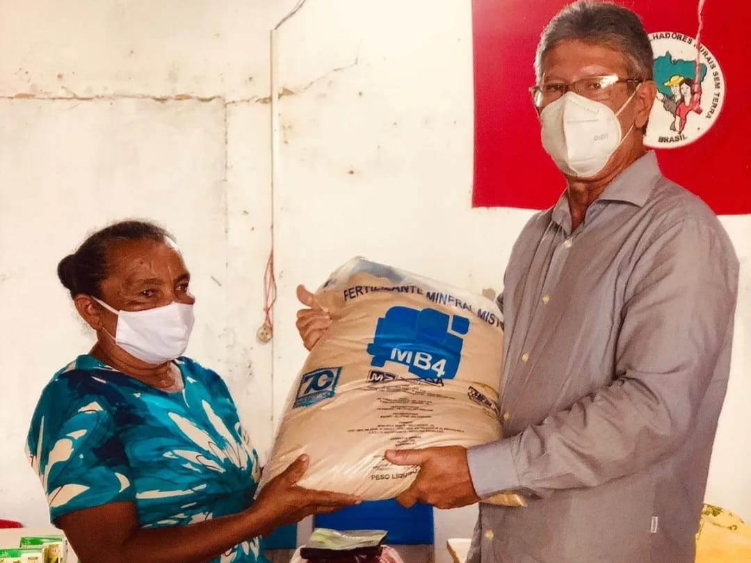 Prefeitura de Goiana entrega insumos a agricultores familiares