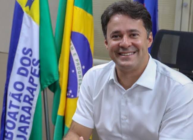 Anderson Ferreira entona a voz, se impõe e manteve postura de candidato ao cargo de Governador