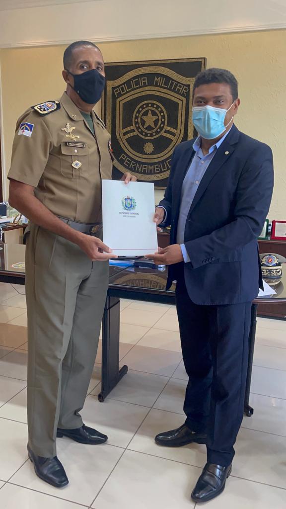 Joel da Harpa vai ao Comando Geral e leva em torno de R$ 1 milhão em emendas para a PMPE