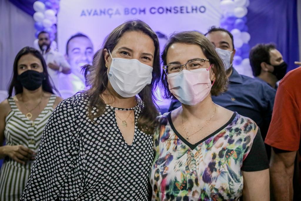 Raquel Lyra filia Débora Almeida em ato em São Bento do Una