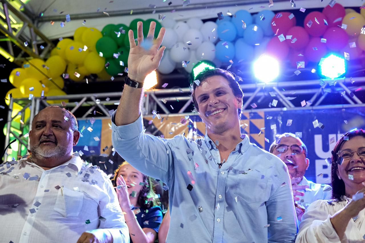 Miguel Coelho une adversários políticos em João Alfredo