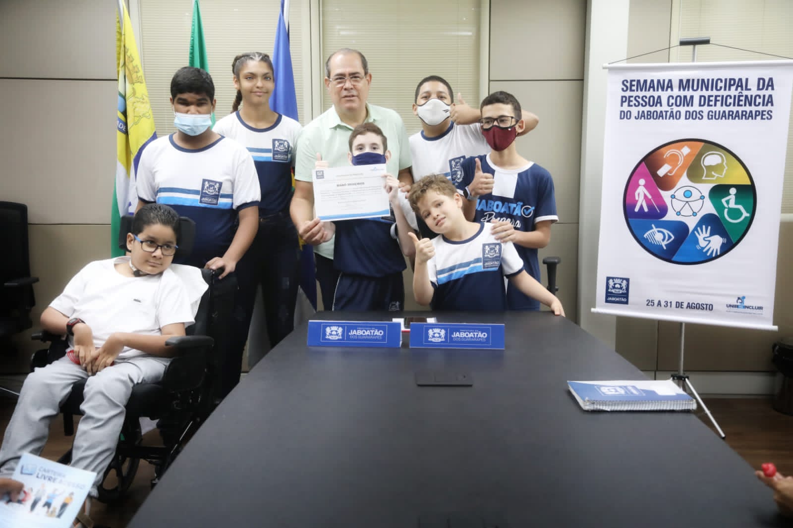 Jovens com deficiência são recebidos pelo prefeito Mano Medeiros e emocionam funcionários, no encerramento da Semana da Pessoa com Deficiência