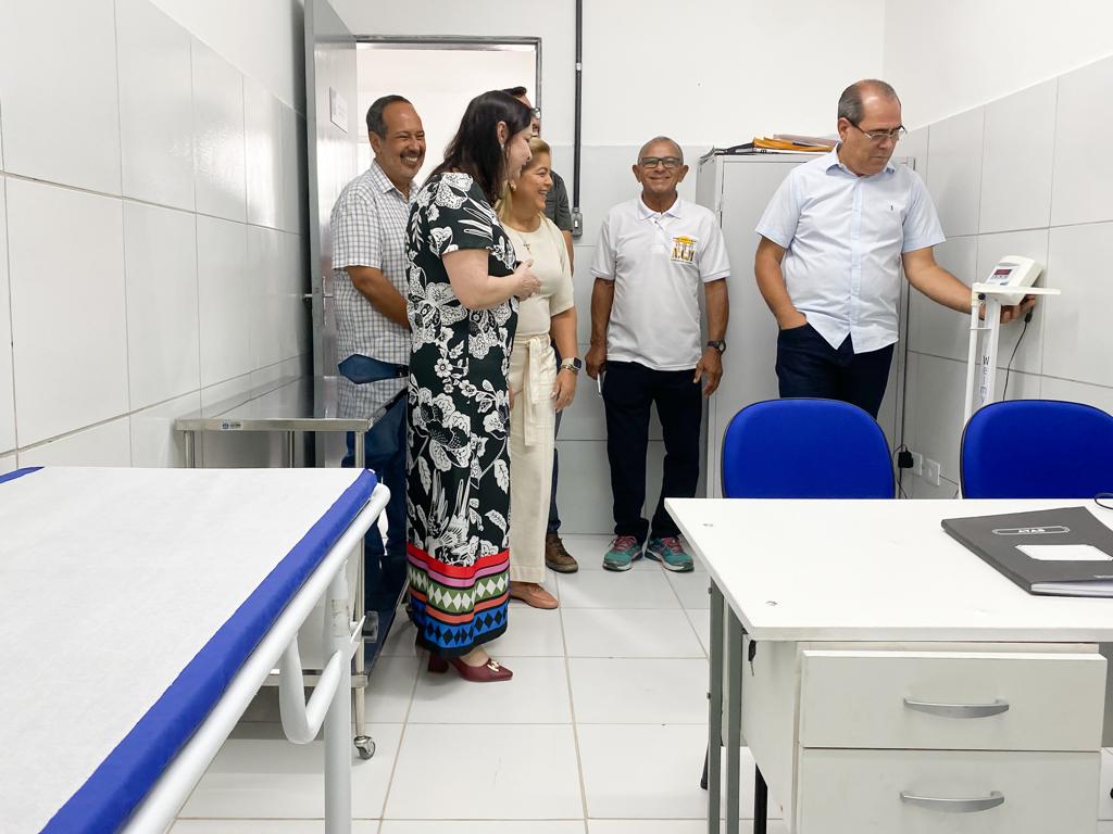 Prefeito Mano Medeiros entrega USF requalificada na Muribeca