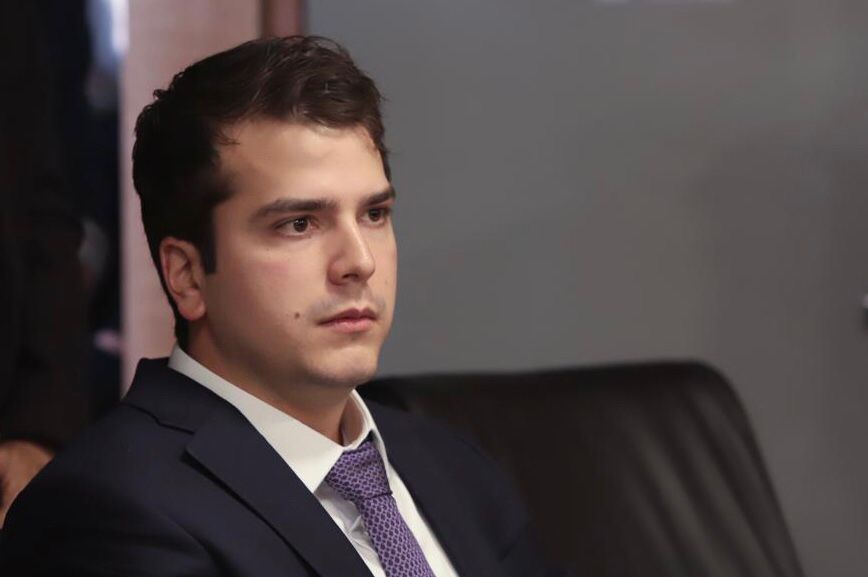 Em parecer apresentado e aprovado pela Comissão de Finanças, Antonio Coelho defende ampliação do debate entre professores e estado