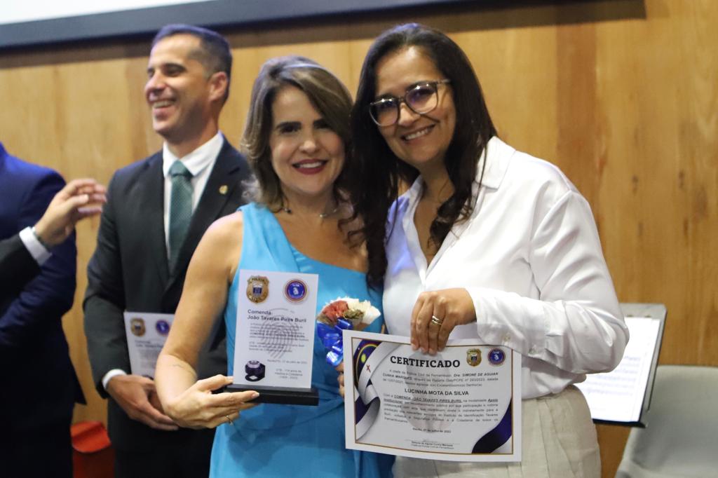 Secretária Lucinha Mota recebe homenagem do IITB
