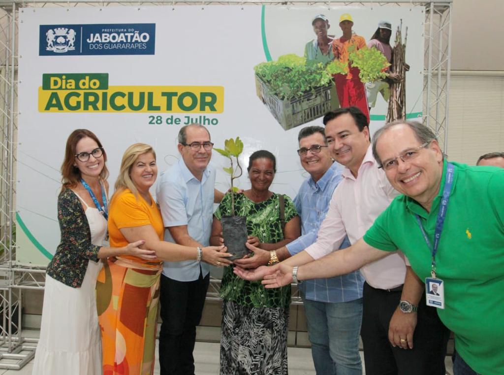 Prefeito Mano Medeiros presta homenagem aos agricultores de Jaboatão