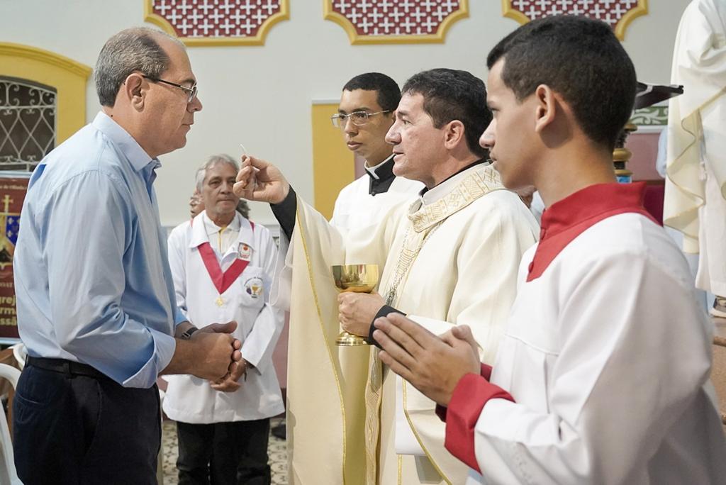 Prefeito Mano Medeiros prestigia primeira missa celebrada por dom Paulo Jackson, no Jaboatão