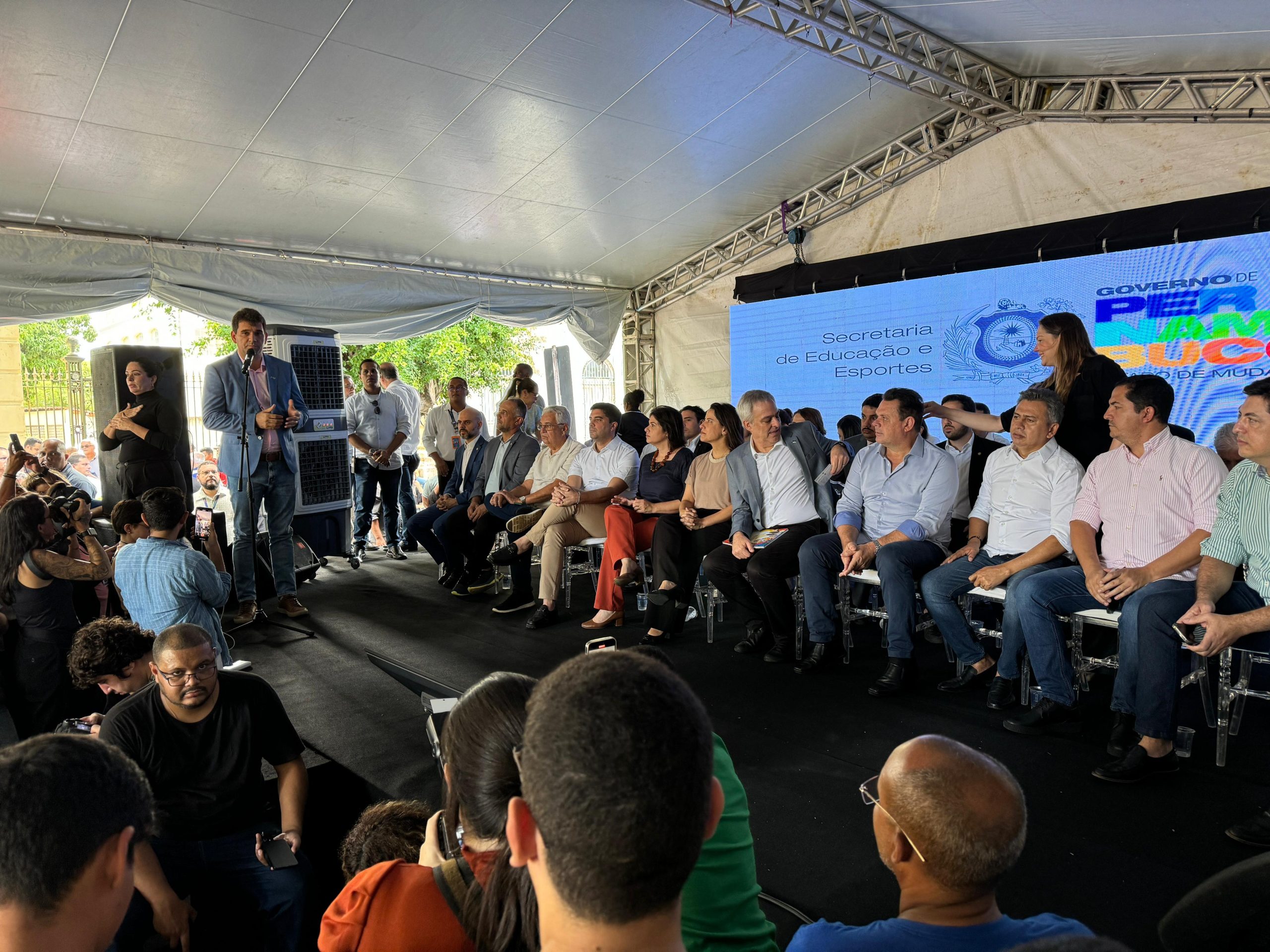 Marcelo Gouveia destaca parceria do Estado com Municípios na entrega de novos veículos Escolares