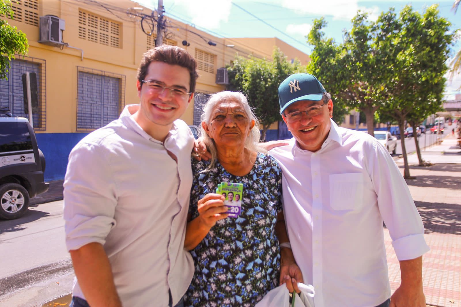 Miguel e Marcus abrem a semana com porta a porta no Bom Jesus