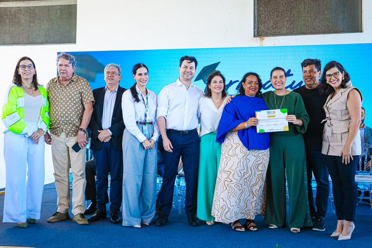 No Recife, governadora Raquel Lyra comanda cerimônia de formatura das primeiras turmas do Qualifica PE