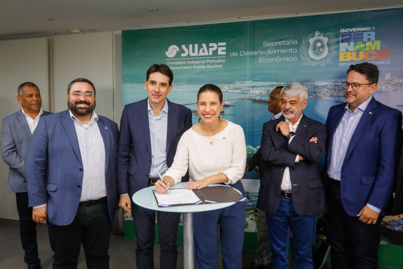 Governadora Raquel Lyra e ministro Silvio Costa Filho anunciam investimento de R$ 123 milhões para conclusão da recuperação do molhe do Porto de Suape