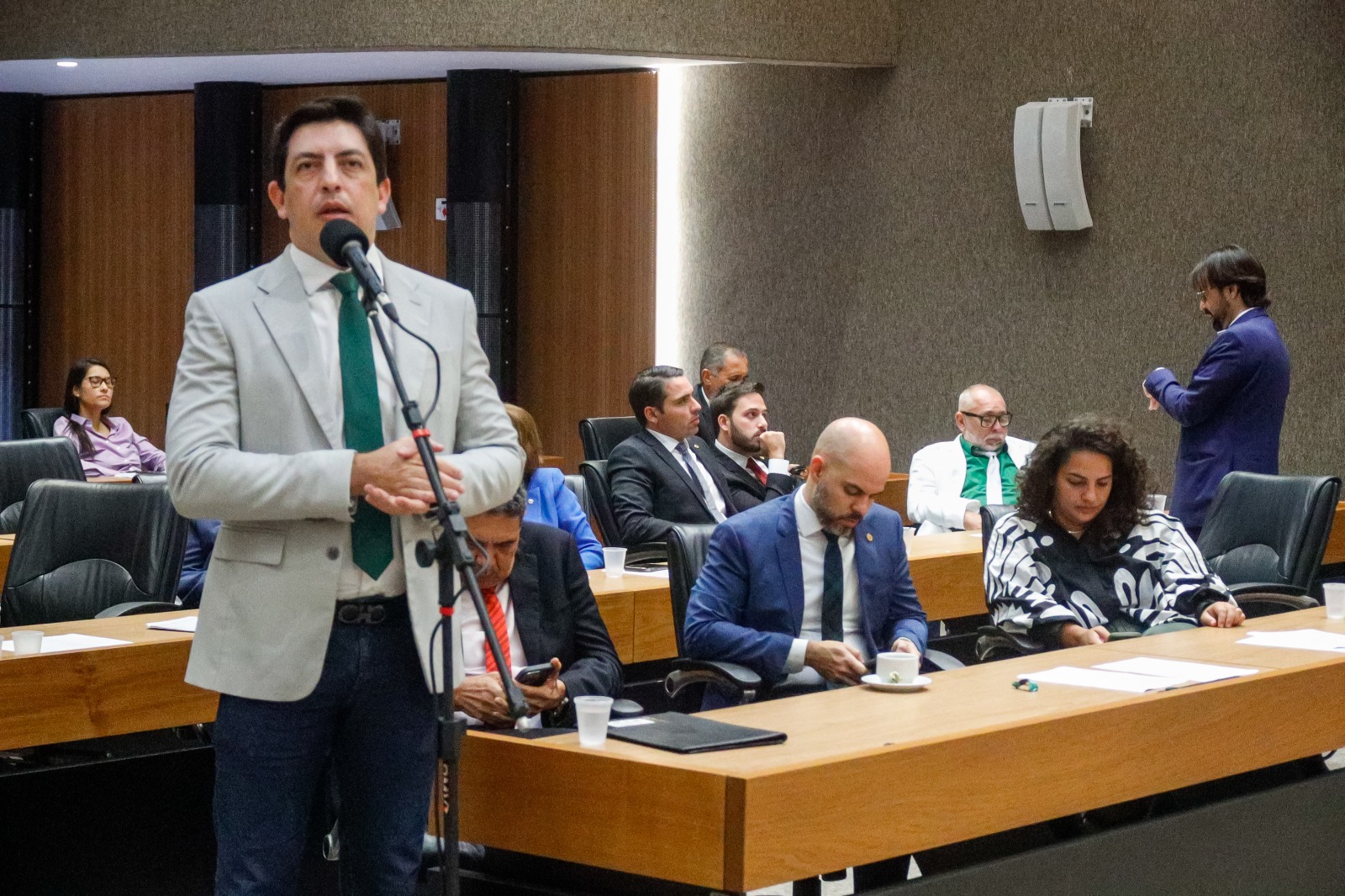 Henrique Queiroz Filho celebra aprovação de lei para proteger crianças e adolescentes de crimes cibernéticos em PE