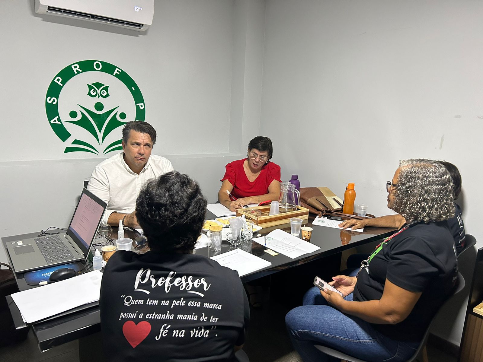 Aninha da Ferbom e vice Rostand recebem relatório da educação municipal e garantem diálogo com professores