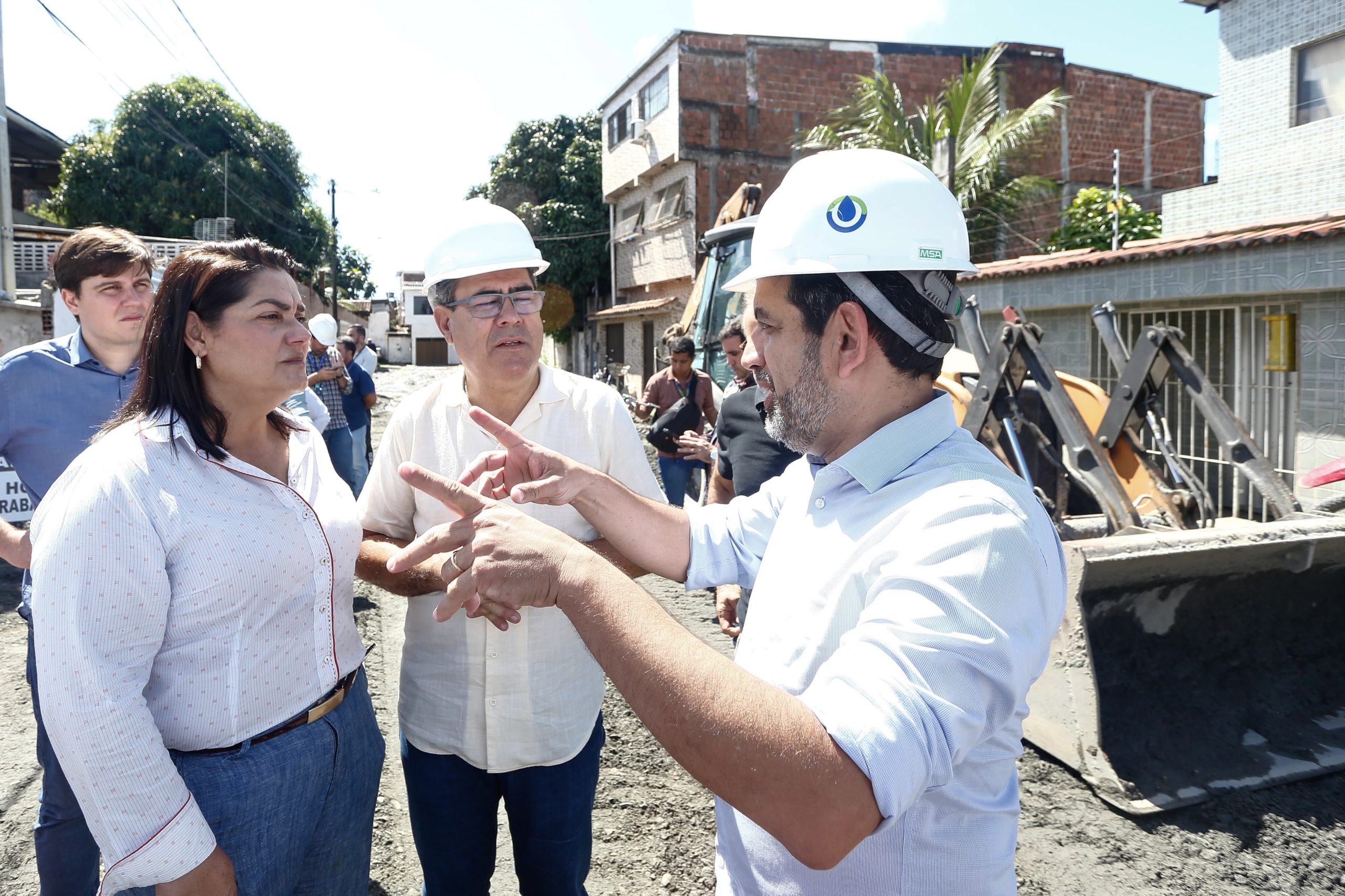 PRESIDENTE DA COMPESA E PREFEITO DE JABOATÃO VISTORIAM OBRAS DE ESGOTO EM JABOATÃO DOS GUARARAPES