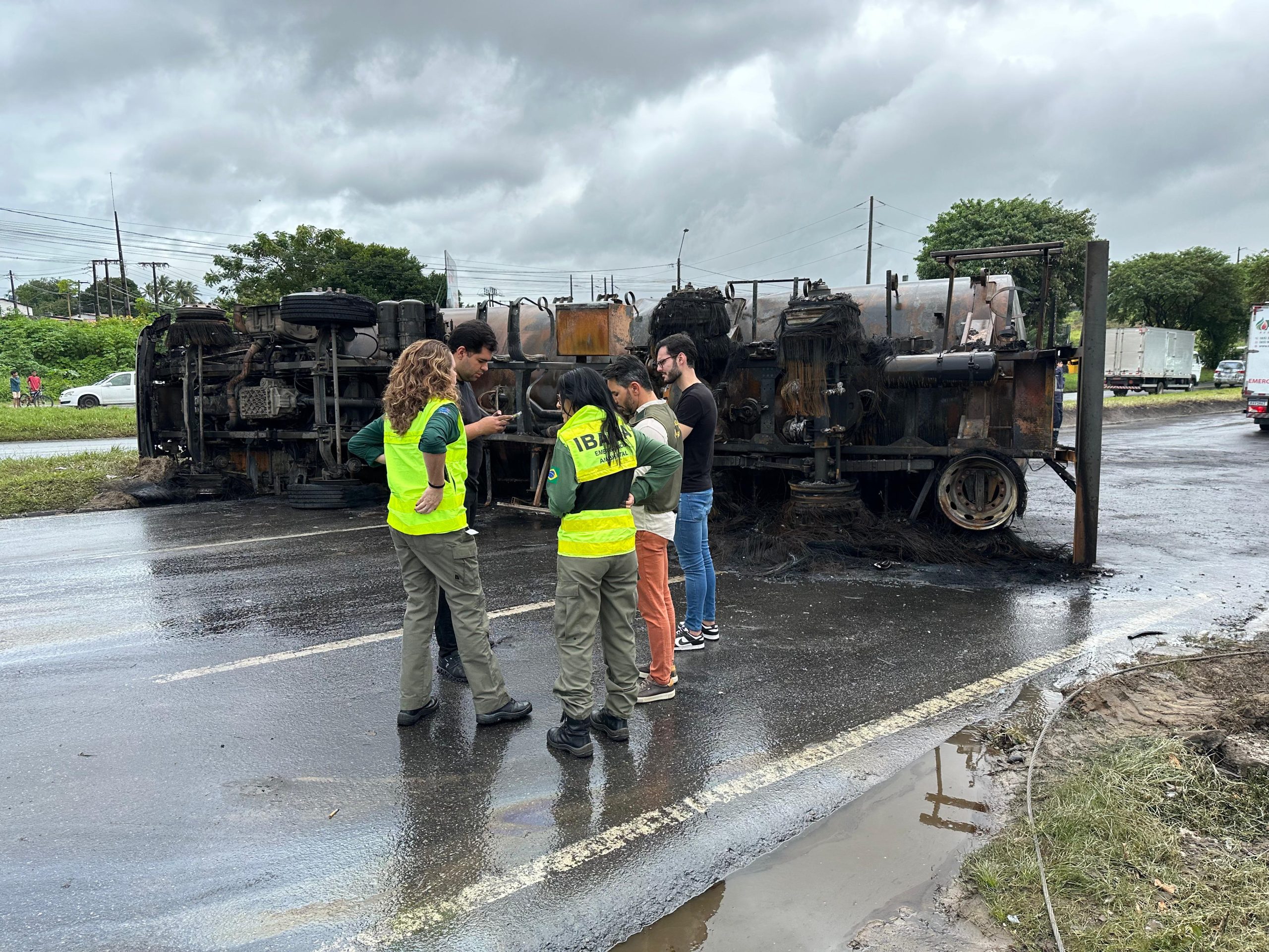 A prefeitura de Igarassu atualiza a situação do acidente com o caminhão-tanque que tombou e pegou fogo no KM 43 da BR-101, nesta quinta-feira (10). Equipes estão atuando no apoio às famílias atingidas.