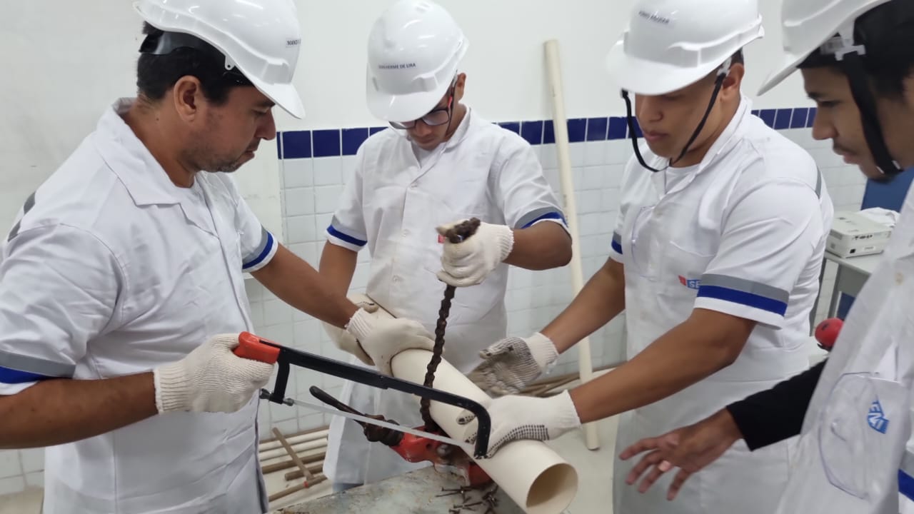 COMPESA E BRK OFERECEM CURSO GRATUITO DE ENCANADORES NO CABO DE SANTO AGOSTINHO
