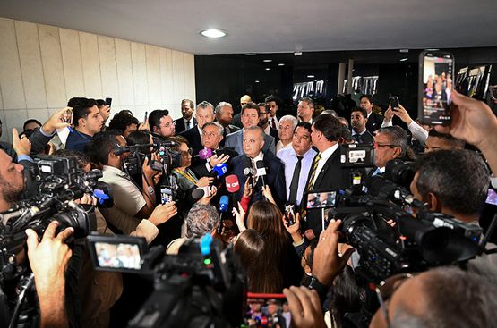 Oposição atende Davi e desocupa Plenário, após dois dias de obstrução