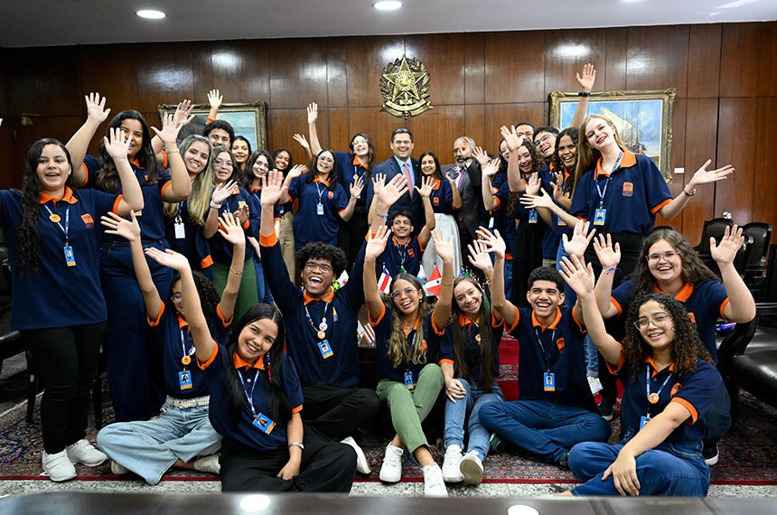 Presidente do Senado defende engajamento político dos jovens