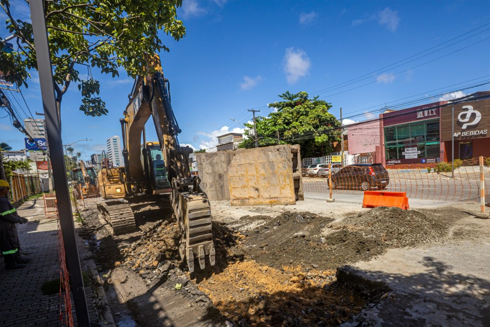 COMPESA INICIA NOVO TRECHO DA OBRA DE ESGOTO NA AVENIDA DOMINGOS FERREIRA COMPESA INICIA NOVO TRECHO DA OBRA DE ESGOTO NA AVENIDA DOMINGOS FERREIRA