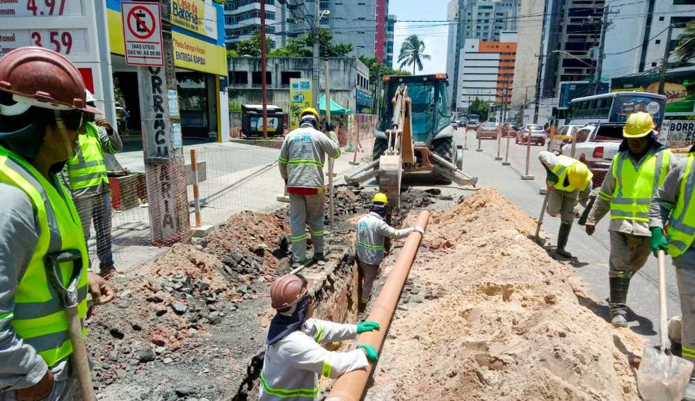 Desvio de trânsito em Candeias para obra de esgoto Desvio de trânsito em Candeias para obra de esgoto