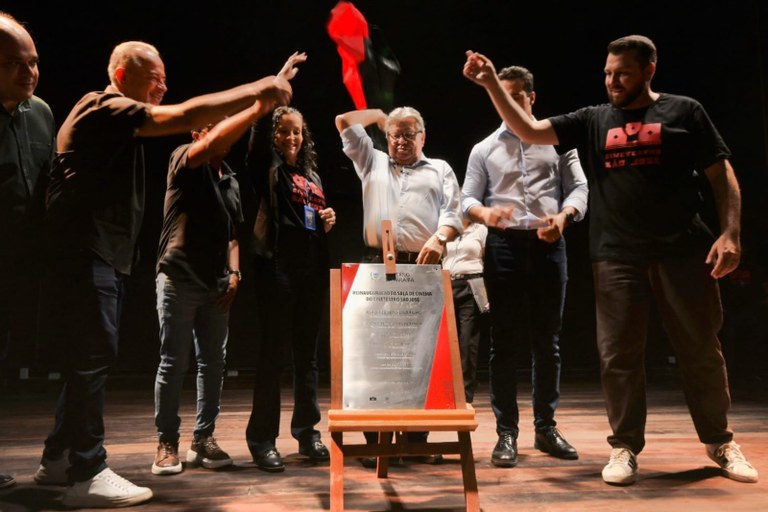 João Azevêdo entrega reforma do Cineteatro São José de Campina Grande e equipamento volta a exibir filmes após 40 anos