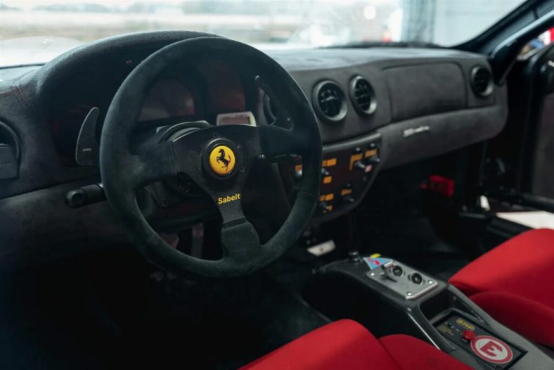 Muốn có một chiếc xe đua thực sự trên đường? Chiếc Ferrari 360 Challenge Modena hợp pháp trên đường phố này dành cho bạn