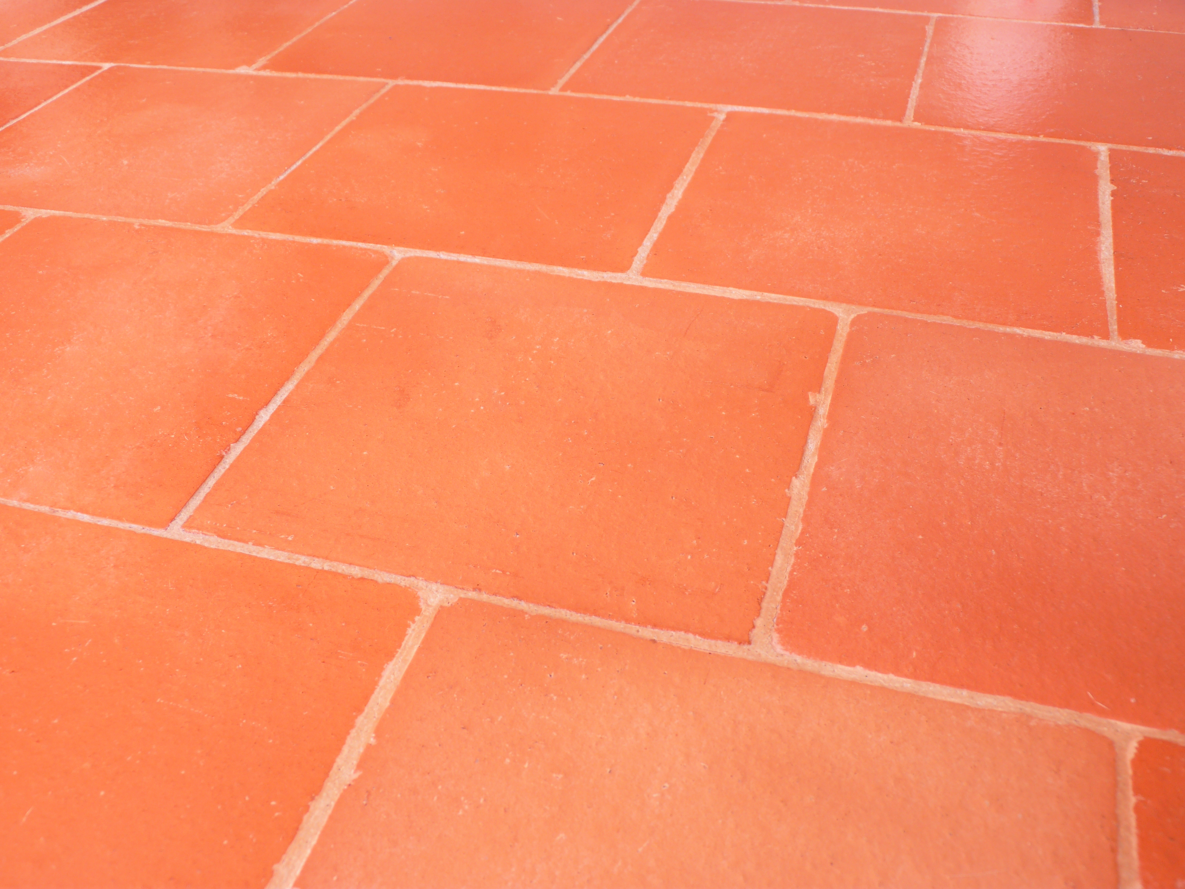 Les carreaux en ciment et les carreaux en terre cuite se révèlent être également des revêtements de premier choix. Comment restaurer la Terre Cuite? Conseils et Vente en