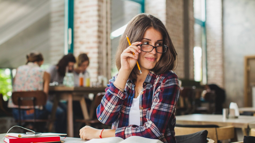 ¿Cómo aliviar la carga financiera en una maestría con financiación y becas?